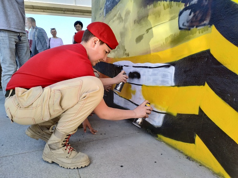 На опоре моста в Тюмени нарисовали "Граффити Победы"