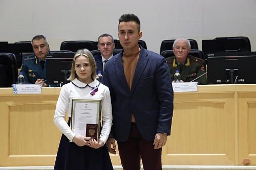 Тюменским отличникам вручат первые паспорта в День Конституции