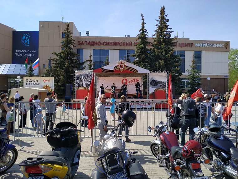 На площади у Тюменского технопарка прошел рок-концерт в честь Дня Победы