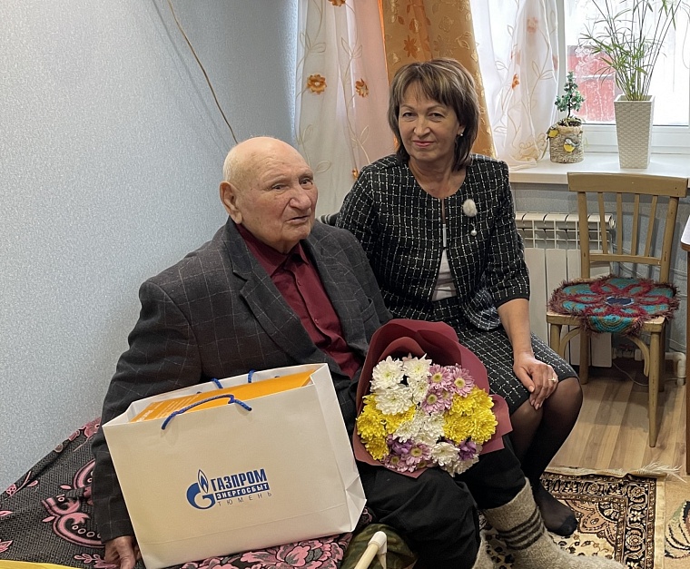 Сотрудники АО «Газпром энергосбыт Тюмень» в гостях у участника Великой Отечественной войны Ивана Ефимовича Брызгалова из Ишимского района.