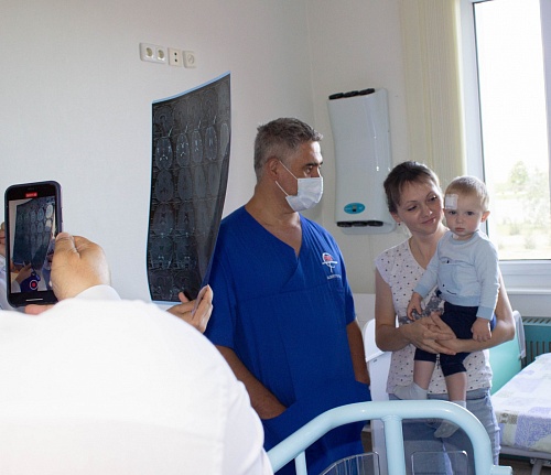 Тюменские врачи совершили невозможное, удалив малышу редчайшую опухоль