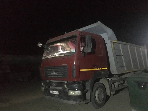 Водитель грузовика пил водку прямо во время движения