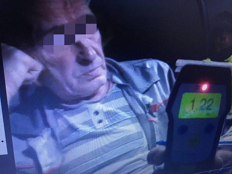 Водитель грузовика пил водку прямо во время движения