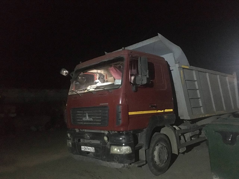 Водитель грузовика пил водку прямо во время движения