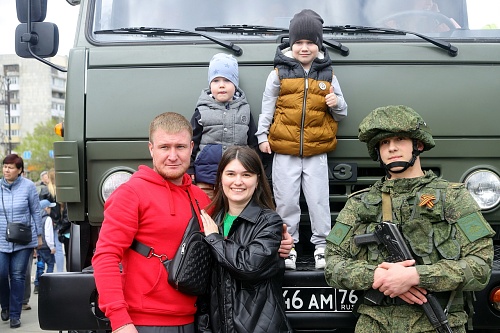 На мирной броне: юные тюменцы с удовольствием фотографируются с военной техникой ТВВИКУ