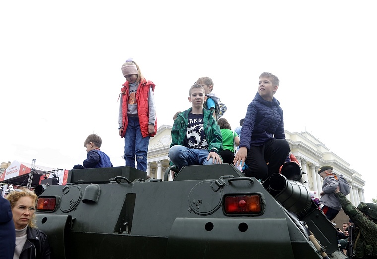 На мирной броне: юные тюменцы с удовольствием фотографируются с военной техникой ТВВИКУ