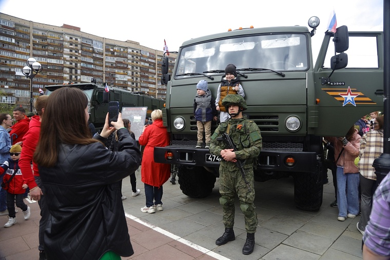 На мирной броне: юные тюменцы с удовольствием фотографируются с военной техникой ТВВИКУ