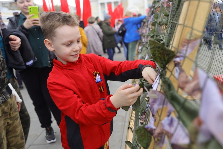 На мирной броне: юные тюменцы с удовольствием фотографируются с военной техникой ТВВИКУ