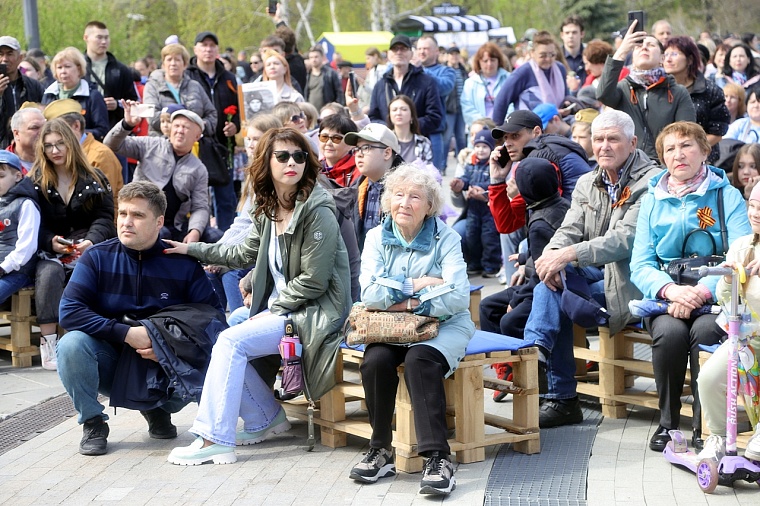 На мирной броне: юные тюменцы с удовольствием фотографируются с военной техникой ТВВИКУ