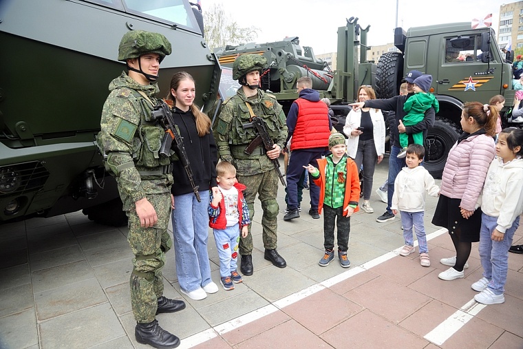 На мирной броне: юные тюменцы с удовольствием фотографируются с военной техникой ТВВИКУ
