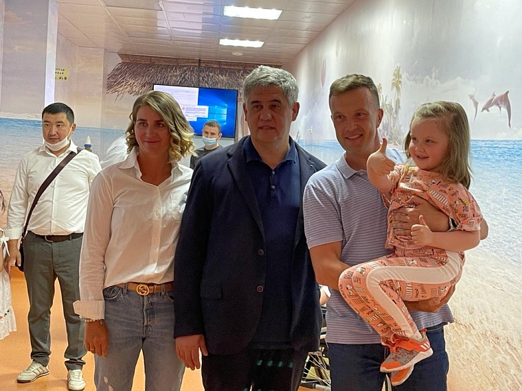 Малышка с плакатом «Меня избавили от гигантской опухоли" встретила тюменских врачей в Оренбурге