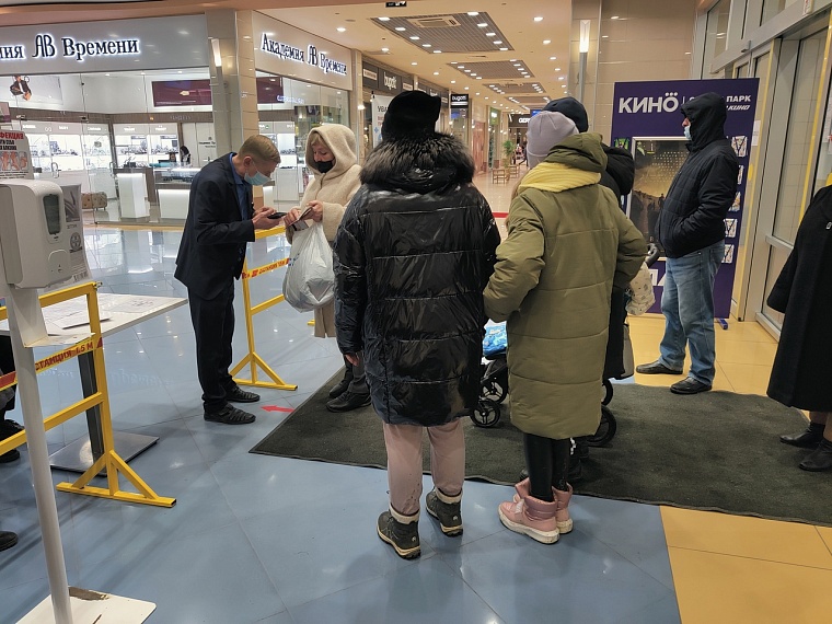 Охранники торговых центров просят тюменцев заранее готовить паспорт и QR-код