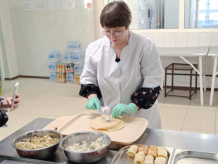 Тюменским журналистам понравились блины с копченой курицей