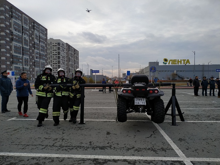Сила есть! Тюменские пожарные перетаскивают "КамАЗы" и крутят квадроциклы