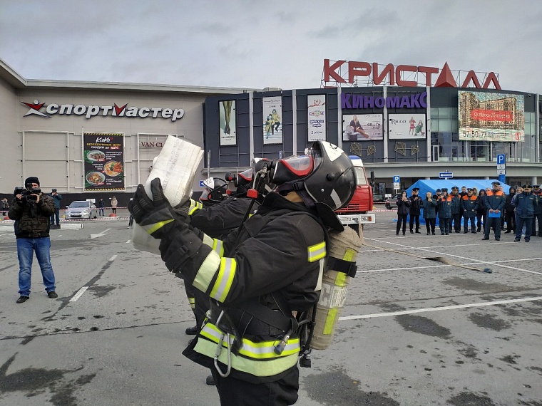 Сила есть! Тюменские пожарные перетаскивают "КамАЗы" и крутят квадроциклы