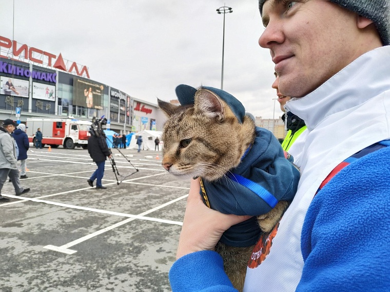 Сила есть! Тюменские пожарные перетаскивают "КамАЗы" и крутят квадроциклы