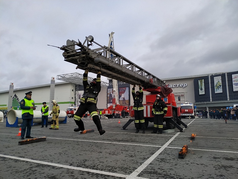 Сила есть! Тюменские пожарные перетаскивают "КамАЗы" и крутят квадроциклы