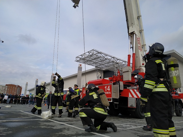 Сила есть! Тюменские пожарные перетаскивают "КамАЗы" и крутят квадроциклы
