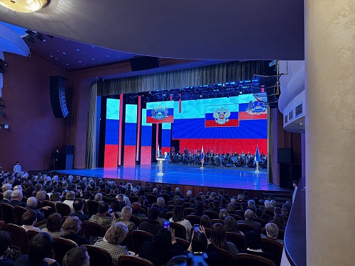 В тюменском ДК "Нефтяник" торжественно открыли Год героев