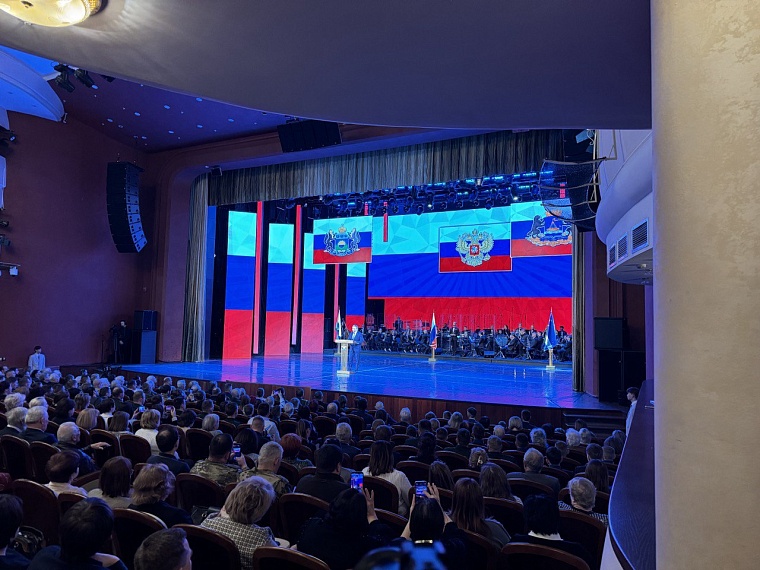 В тюменском ДК "Нефтяник" торжественно открыли Год героев