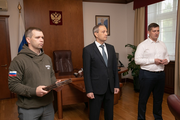 "Мы говорим спасибо": тюменские коллективы наградили за помощь бойцам СВО