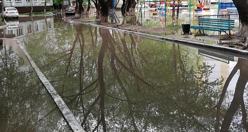Тюменцы могут пожаловаться на лужи на дорогах и во дворах