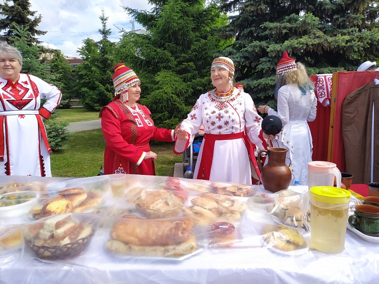 В Тюмени на Цветном бульваре открылся фестиваль "Мост дружбы"