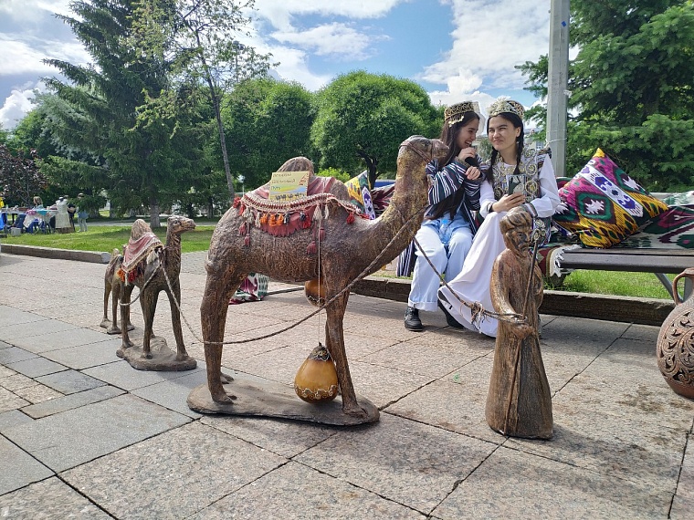 В Тюмени на Цветном бульваре открылся фестиваль "Мост дружбы"
