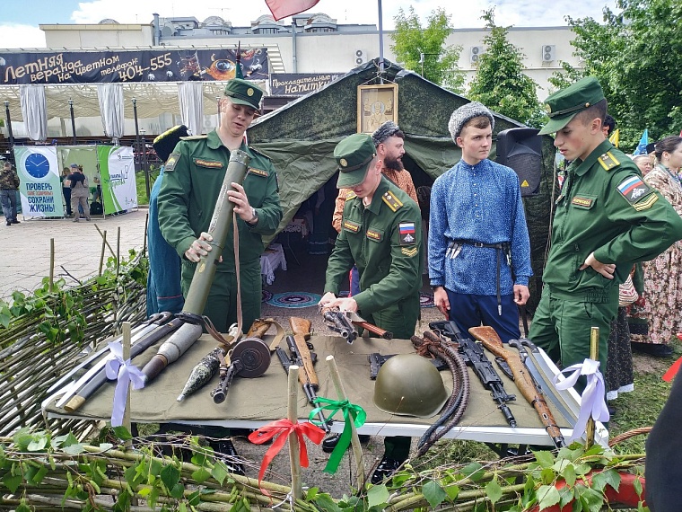 В Тюмени на Цветном бульваре открылся фестиваль "Мост дружбы"