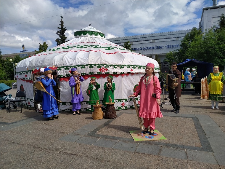 В Тюмени на Цветном бульваре открылся фестиваль "Мост дружбы"