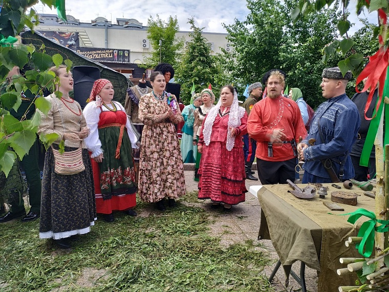 В Тюмени на Цветном бульваре открылся фестиваль "Мост дружбы"
