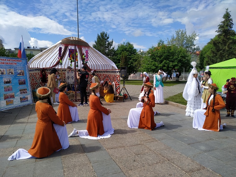 В Тюмени на Цветном бульваре открылся фестиваль "Мост дружбы"