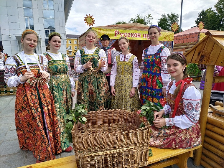 В Тюмени на Цветном бульваре открылся фестиваль "Мост дружбы"