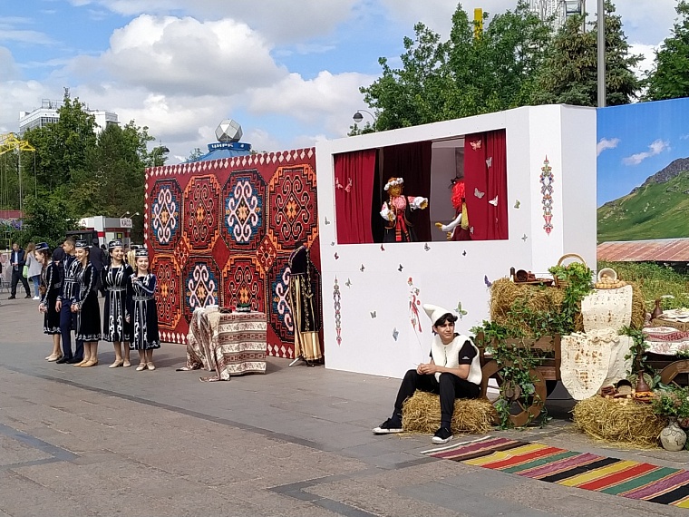 В Тюмени на Цветном бульваре открылся фестиваль "Мост дружбы"