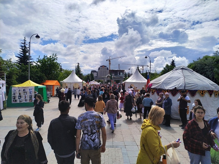 В Тюмени на Цветном бульваре открылся фестиваль "Мост дружбы"