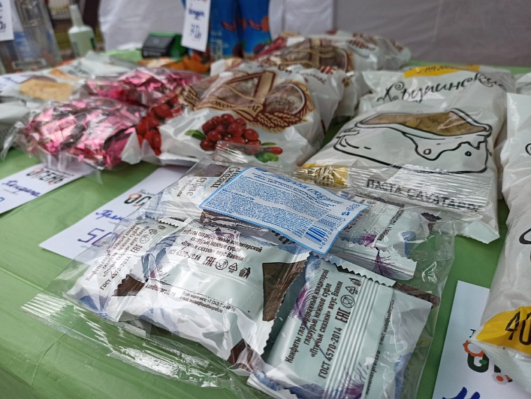 Вкус детства: горожане охотно покупают продукты на ярмарке "Тюменской осени"