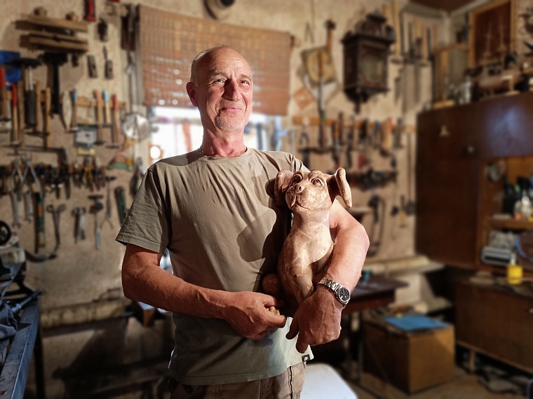 Иван Кислов со своей работой (скульптура щенка еще не закончена)