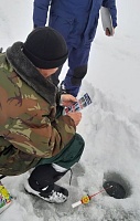С тюменскими рыбаками провели 77 бесед о безопасности на льду