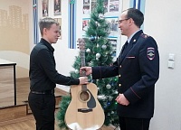 "Елка желаний": школьник из Тюмени получил гитару от начальника Российской Госавтоинспекции