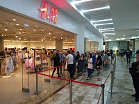 В тюменский H&M выстроилась длинная очередь