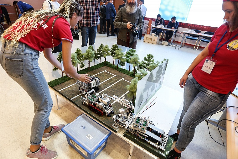 На Кубок губернатора по робототехнике привезли «умный дом» и трубу ТЭЦ