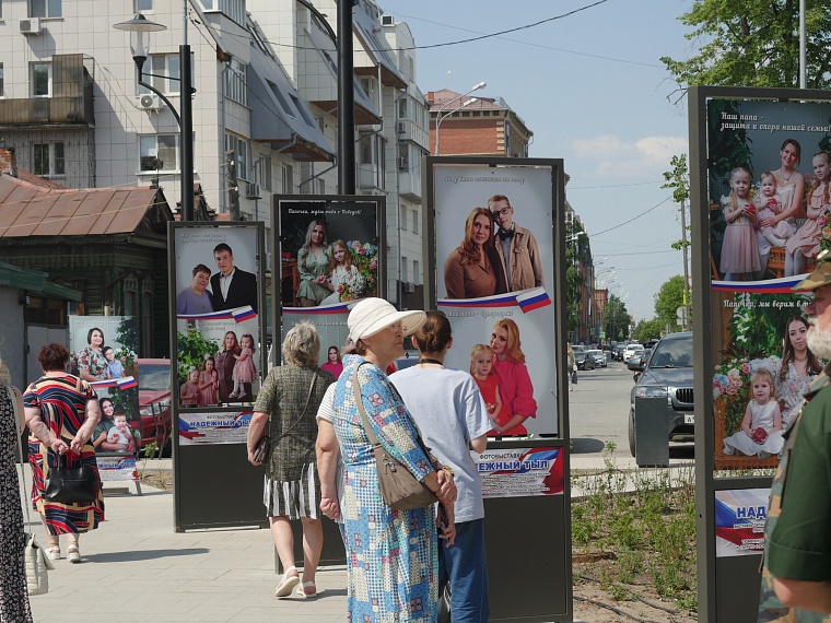 На улице Дзержинского открылась фотовыставка "Надежный тыл"