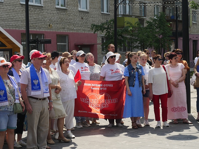 На улице Дзержинского открылась фотовыставка "Надежный тыл"