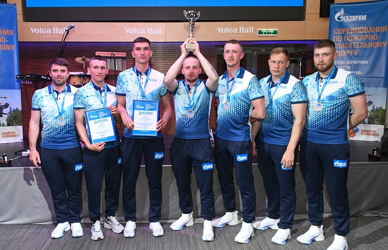 Кубок победителя соревнований по пожарно-спасательному спорту среди дочерних компаний ПАО «Газпром» – у сборной «Газпром добыча Уренгой»