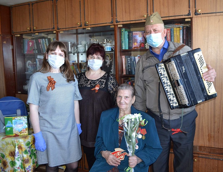 В канун 9 Мая тюменские ветераны получили от губернатора поздравительные открытки и единовременные выплаты