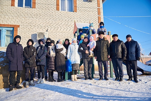 Семья из Ишима с 14 детьми получила в подарок игровую площадку