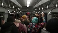 60 екатеринбуржцев поцеловались в метро в знак протеста