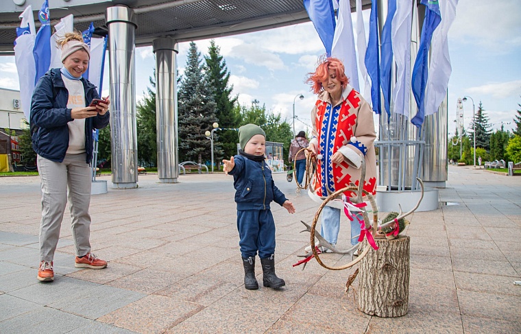 Уватский район приехал в Тюмень с чумом, нефтью и маскотами