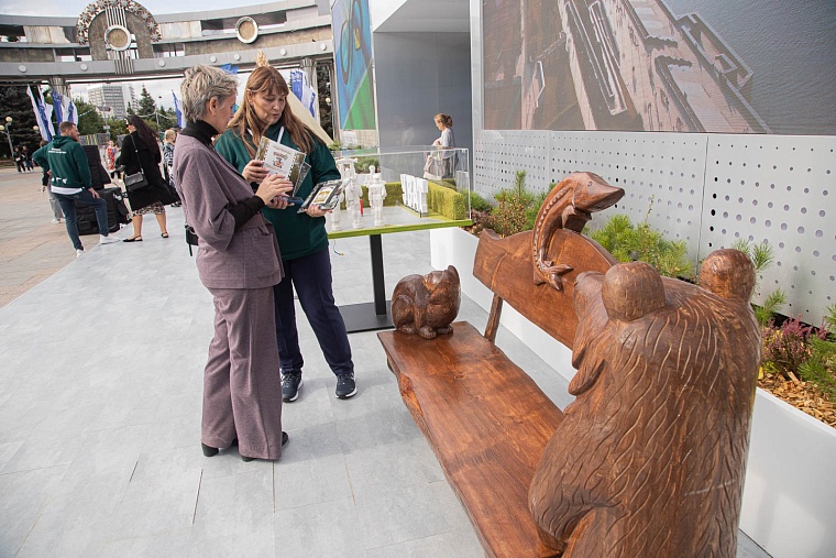 Уватский район приехал в Тюмень с чумом, нефтью и маскотами