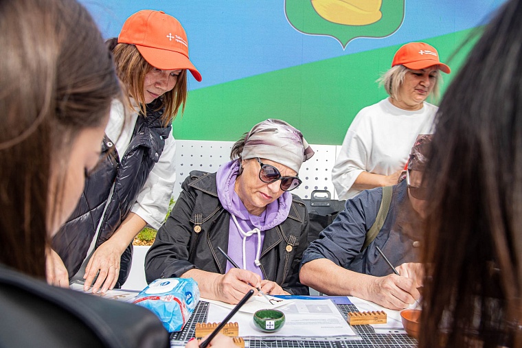 Уватский район приехал в Тюмень с чумом, нефтью и маскотами